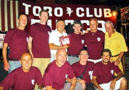 I dirigenti del Toro club Busca e Valle Maira con, al centro, Ezio Daniele, titolare della ditta sponsor del club